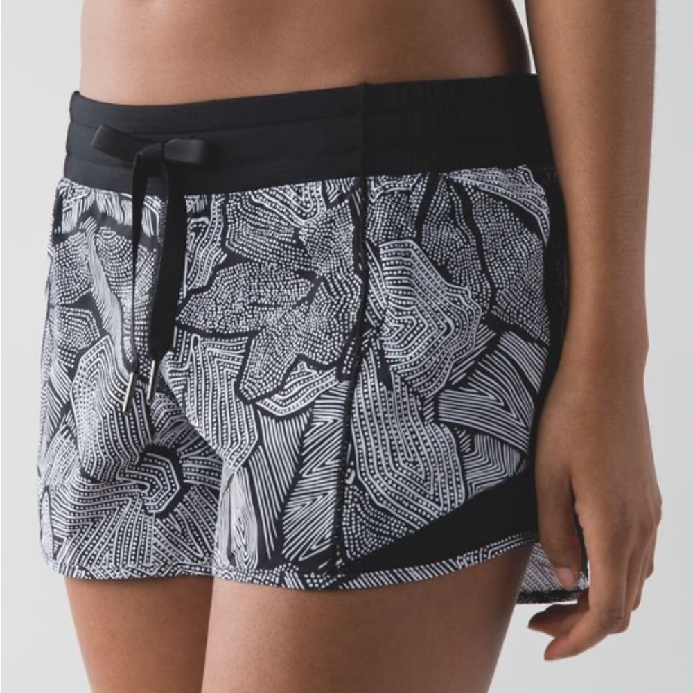 Lululemon Hotty Hot Short Dottie Tribe White Black / Black SZ 4